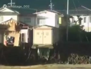 En video: Una casa colapsa y es llevada por la corriente tras el paso del tifón Hagibis