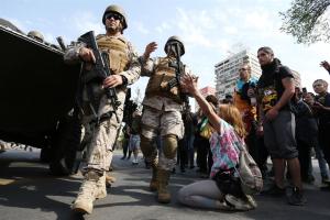Ejército chileno decreta toque de queda en Santiago por persistencia de disturbios