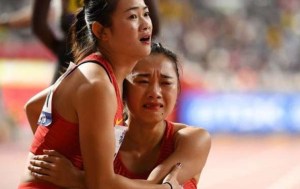 VIRAL: Estas atletas chinas se enredaron y corrieron en sentido contrario en plena final de 4×100 (Video+JAJAJA)