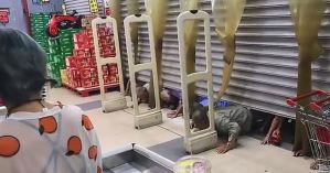¡Fin de mundo! Chinos entraron a supermercado como zombies para comprar huevos en oferta (VIDEO)