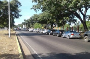 Así están las kilométricas colas para poder surtir gasolina en Guayana #5Oct
