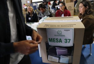 Cierran centros de votación después de ocho horas de elecciones en Colombia