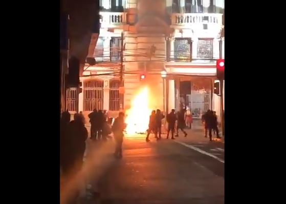Manifestantes incendiaron la sede del diario El Mercurio en Valparaíso (Videos)