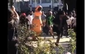 ¡Genio! Se sumó a las protestas en Chile con su particular disfraz de… dinosaurio (VIDEOS)