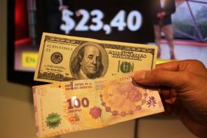 El dólar da otro salto en mercado informal de Argentina y bate nuevo récord