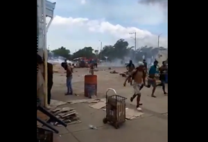 Policía colombiana se enfrenta con “carrucheros” en zona fronteriza con Venezuela (Videos)