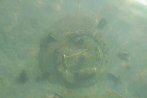Buzos descubrieron una misteriosa escotilla en el fondo del mar (foto)