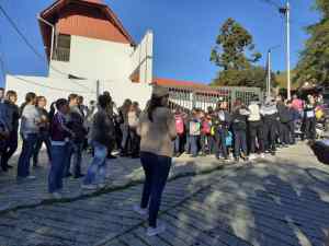 La “Chamba Juvenil” del régimen de Maduro intenta invadir colegio en Los Teques (FOTOS)