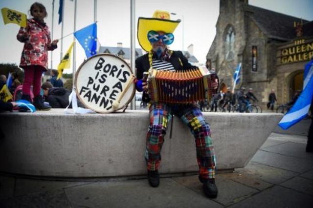 Un manifestante toca el acordeón antes de unirse a la manifestación en favor de la independencia de Escocia, en Edimburgo, el 5 de octubre de 2019  (AFP)
