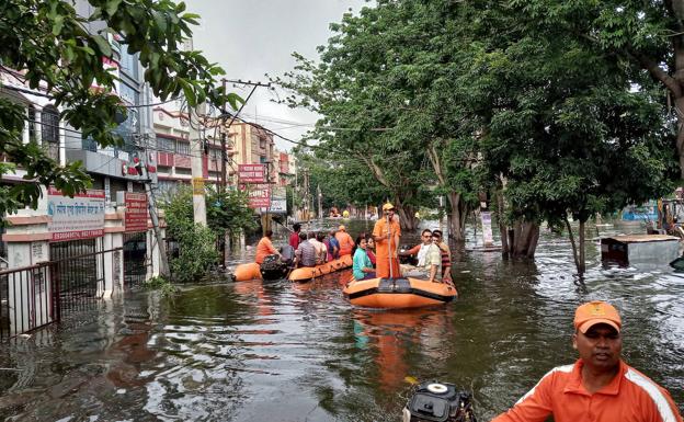 “Una sirena en el desastre”: Sesión fotográfica durante inundaciones en India desató la polémica (Fotos)