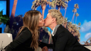 ¡Doble WOW! Jennifer Aniston se besó con Ellen DeGeneres y confirmó que trabaja en algo con el elenco de Friends