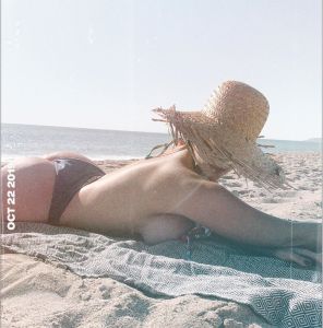 ¡Salaíta y llena de arena! Pornstar venezolana en Estados Unidos hizo un topless en las playas de Malibú (FOTO)