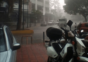 Caraqueños reportaron otra tarde de intensas lluvias y granizo este #30Oct (Fotos y Videos)