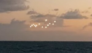 EN VIDEO: Captan 14 extrañas bolas de luz brillantes suspendidas sobre el océano Atlántico