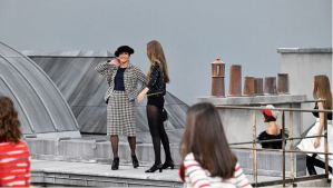 Gigi Hadid sacó a una intrusa que se coló en desfile de moda en París (Videos)