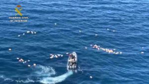 Narcotraficantes rescatan del mar a tres guardias civiles que los perseguían en la costa de España (video)