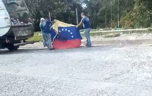 Capturaron a responsables de utilizar la bandera de Venezuela para recoger la basura