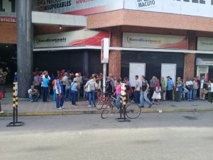 Pensionados aguantan largas colas en los bancos de Aragua #24Oct (fotos)
