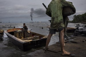 Pescadores viven en la mancha de la industria petrolera rota de Venezuela (Fotos)