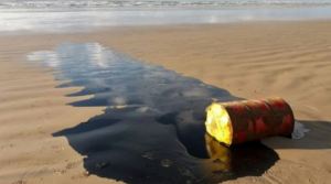 Brasil investiga si barco fantasma con petróleo venezolano causó derrame en las playas