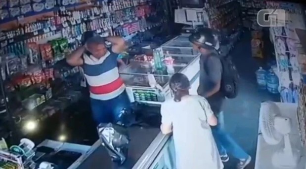 Un ladrón besa a una anciana en un robo a un supermercado y rechaza llevarse su dinero (Video)
