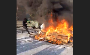 ¿Lógico? Saqueadores en Chile roban electrodomésticos para quemarlos justo después (VIDEO)
