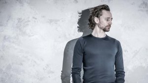 Pilla a mujer masturbándose mientras veía a Tom Hiddleston actuar en Broadway