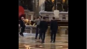 ¿Fin de mundo? Sujeto ingresó con un arma blanca a la Basílica de San Pedro en el Vaticano (VIDEO)