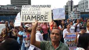 Maestros venezolanos exigen un salario de 600 dólares