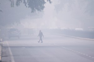 En Nueva Delhi millones de habitantes amanecen bajo una neblina contaminante (Fotos)