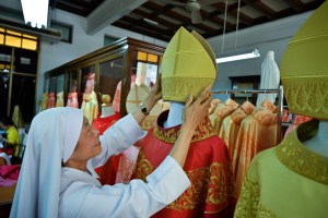 Monjas costureras de Bangkok dan toque final a casullas de seda del Papa