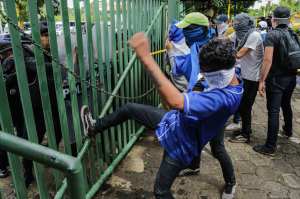 Policía retiene a 13 opositores por tratar de auxiliar a huelguistas en Nicaragua