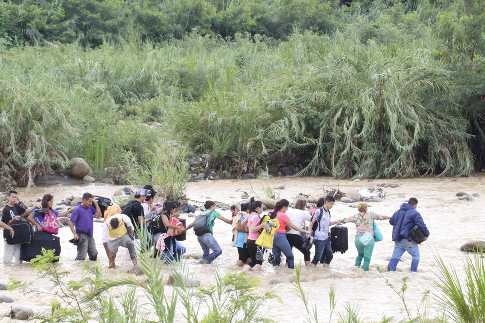 Trocheros “parapetean” el paso irregular por la frontera en San Antonio del Táchira tras fuertes aguaceros (Fotos)