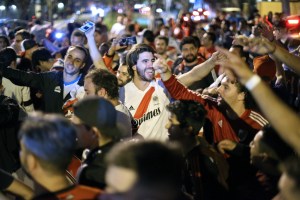 Hinchas de River y Flamengo rezan para obtener el título de la Copa Libertadores