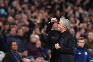 El increíble gesto de Mourinho con un recogepelotas que ayudó en el triunfo del Tottenham (VIDEO)