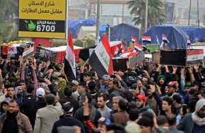 Manifestantes desafían el toque de queda en Irak para enterrar muertos