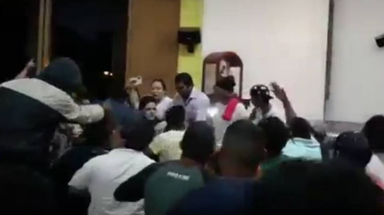 Seguidores de Ortega profanan, asedian y golpean a sacerdote en Managua (Video)