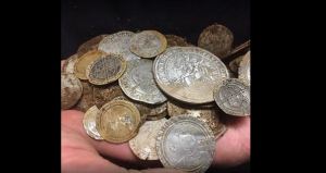 Desentierra miles de dólares en monedas de oro del siglo XVI mientras busca un anillo (Video)