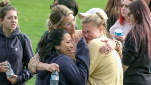 Los mensajes que una madre recibió de su hija durante tiroteo en escuela de California