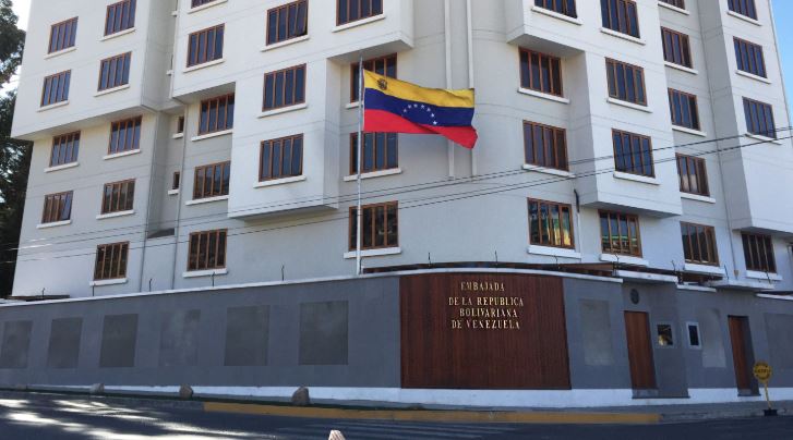 Embajada chavista en Bolivia es rodeada por manifestantes (Video)