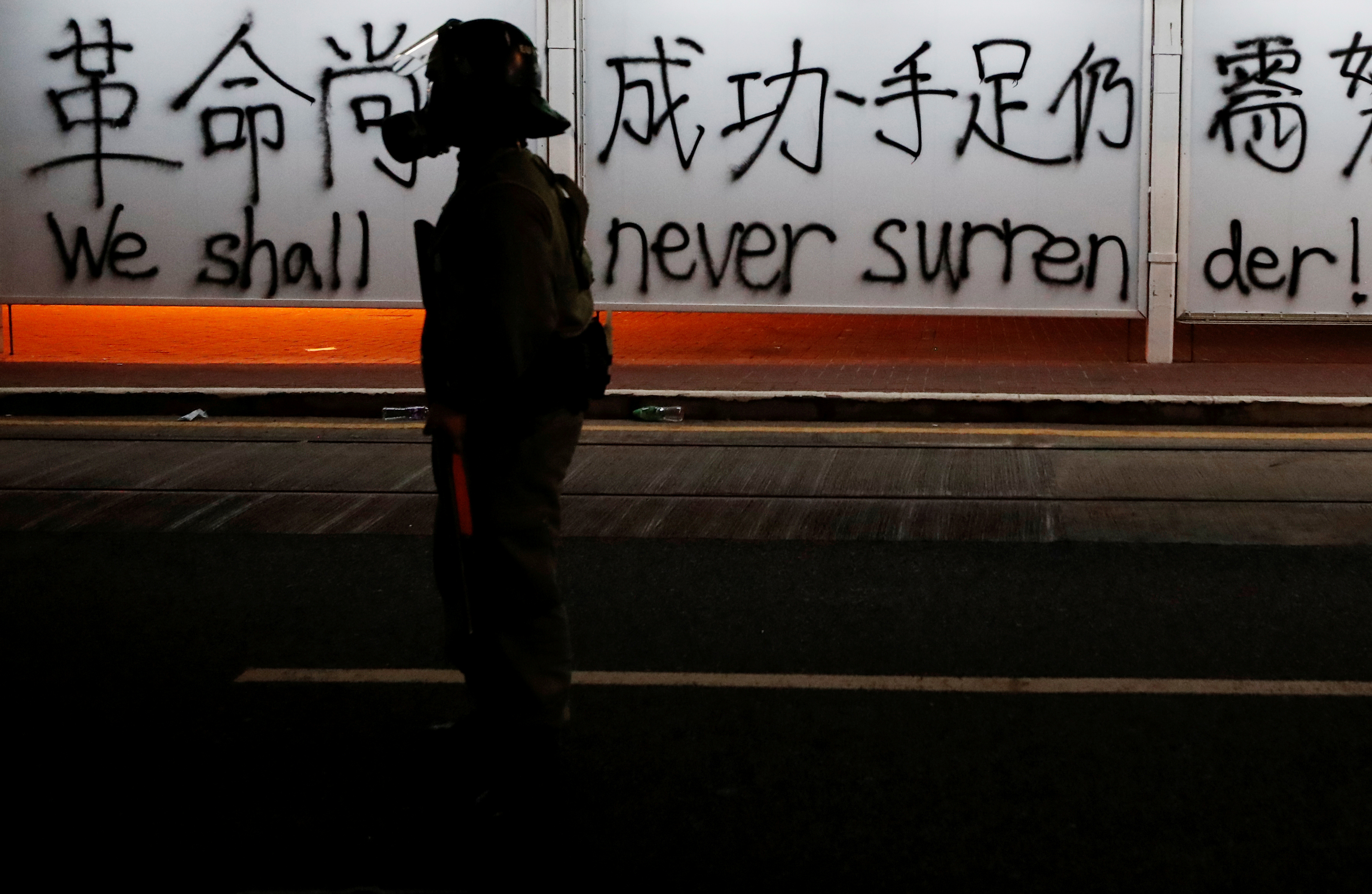 Al menos 200 detenidos tras violentos disturbios en Hong Kong