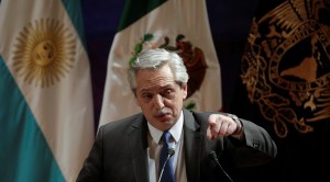 Fernández impulsa paquete de leyes de emergencia económica en Argentina
