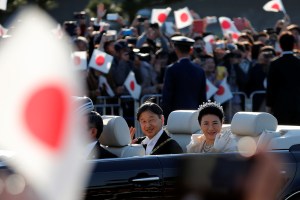Miles de japoneses aclaman a Naruhito, su nuevo emperador (FOTOS)