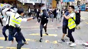 El momento en que un policía de Hong Kong le dispara a un manifestante (Imágenes Fuertes)