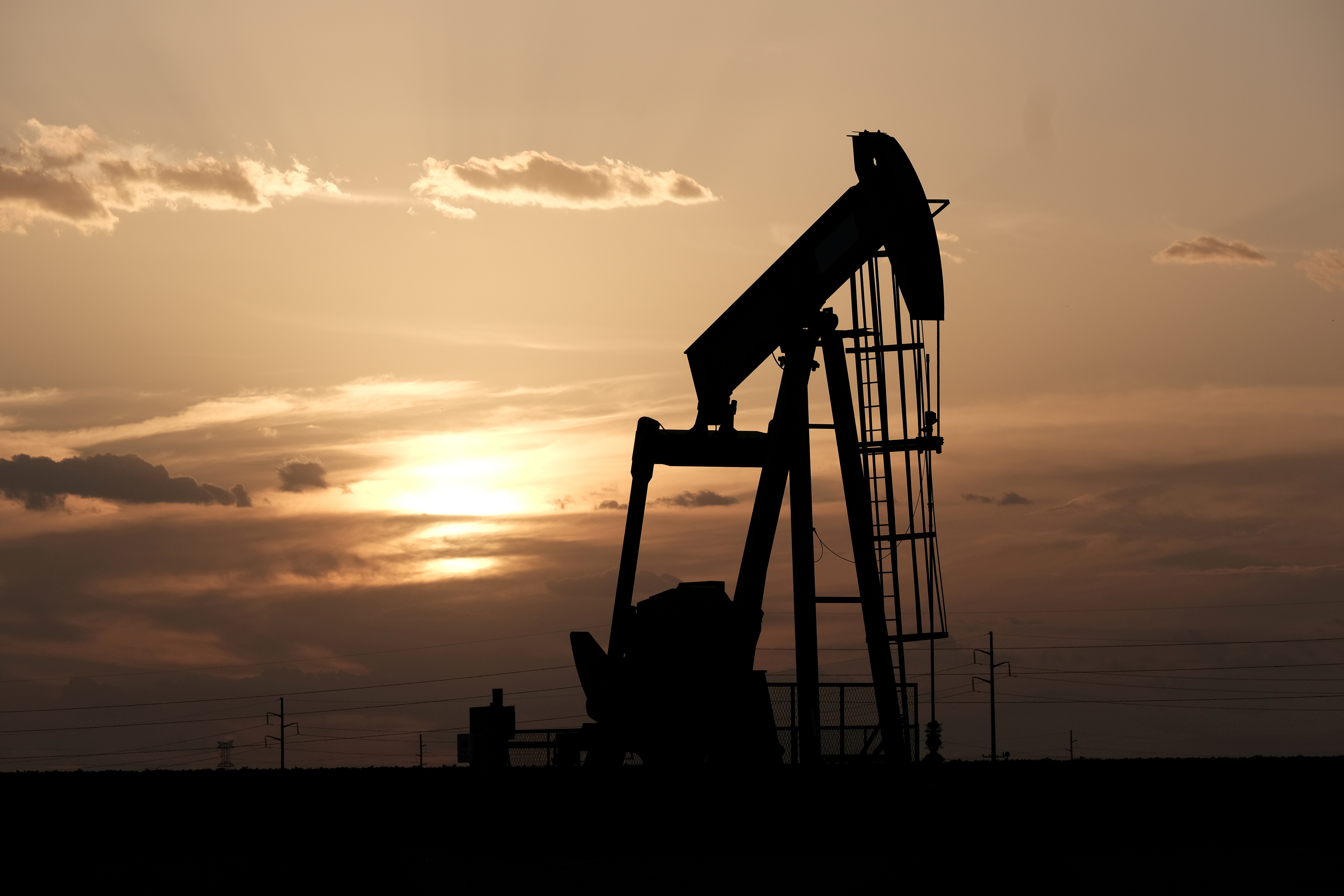 Petróleo cierra estable luego de fuerte caída el jueves