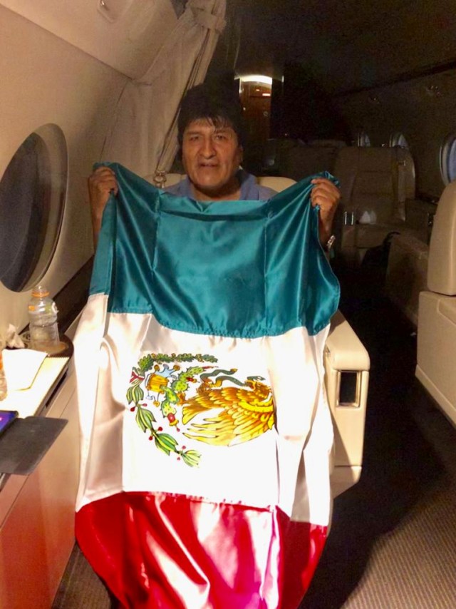 Quiénes acompañan a Evo Morales en el avión (FOTO) 2
