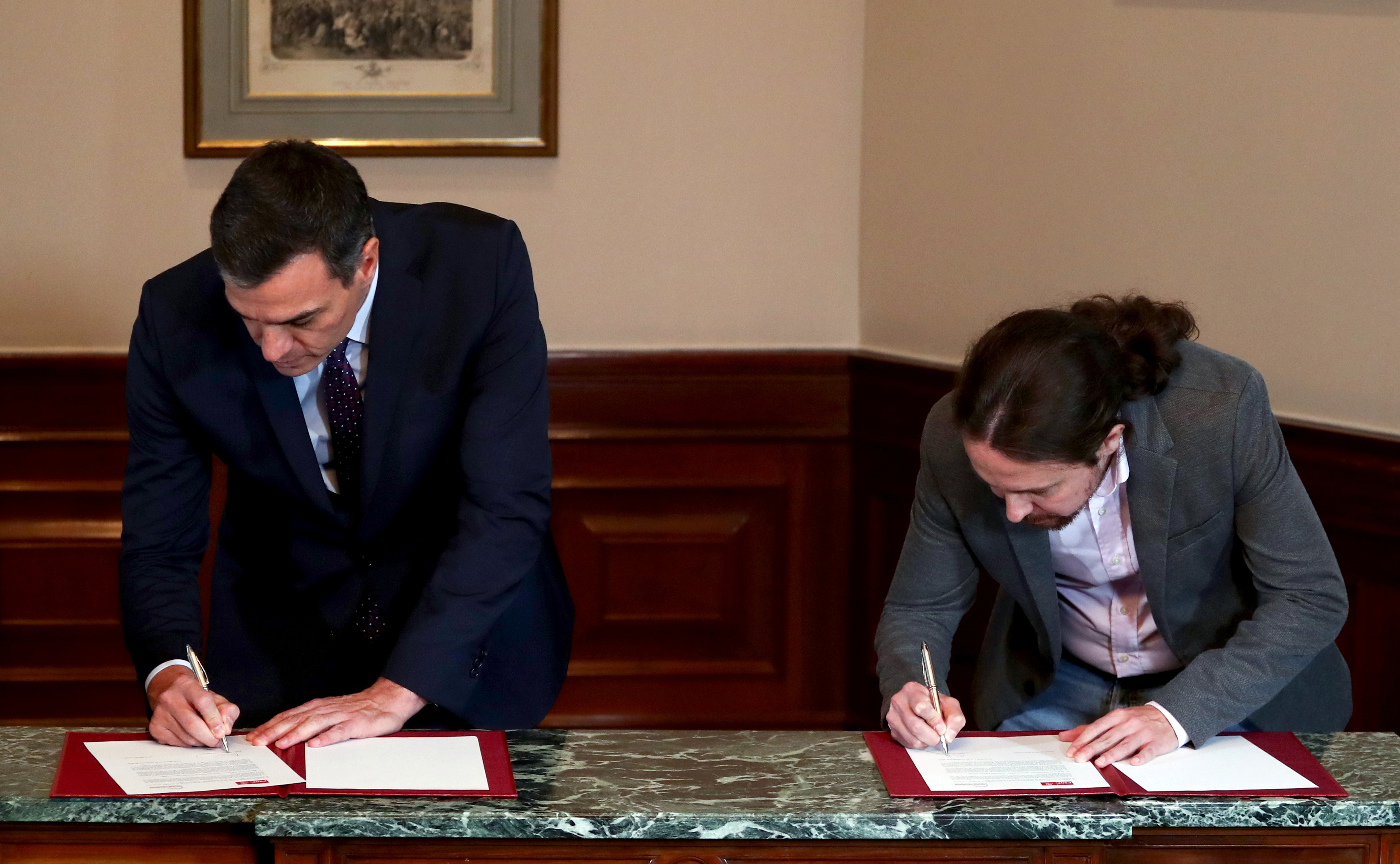 Pedro Sánchez firma acuerdo con Pablo Iglesias para formar Gobierno en España (Fotos)