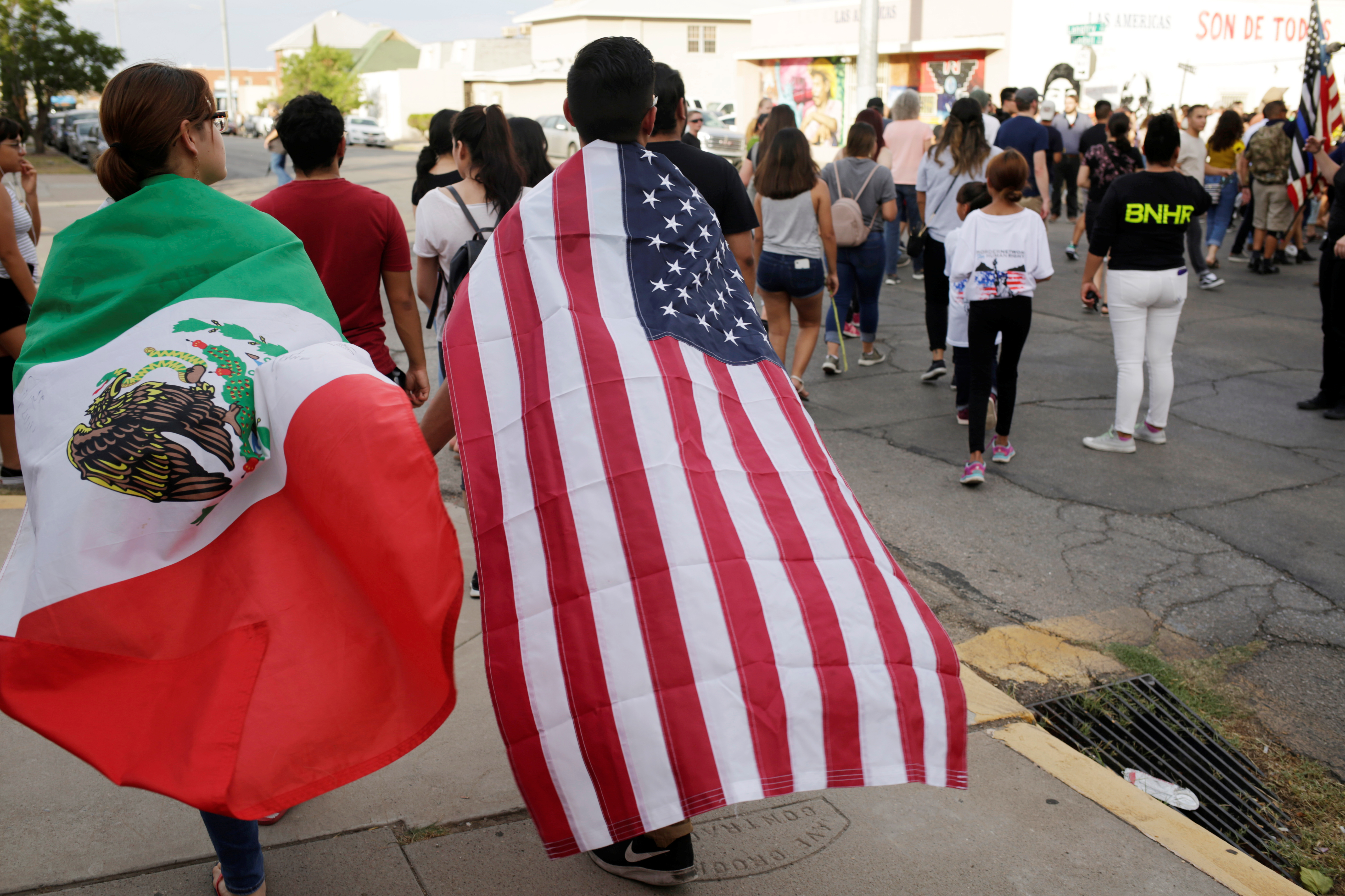 Мексика митинг. Мексиканские люди с флагом. Девушка с флажком Мексики. СШАНЕЦ.
