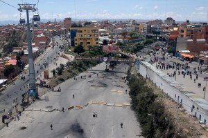 Bolivianos hacen colas por alimentos y combustibles mientras las protestas paralizan carreteras