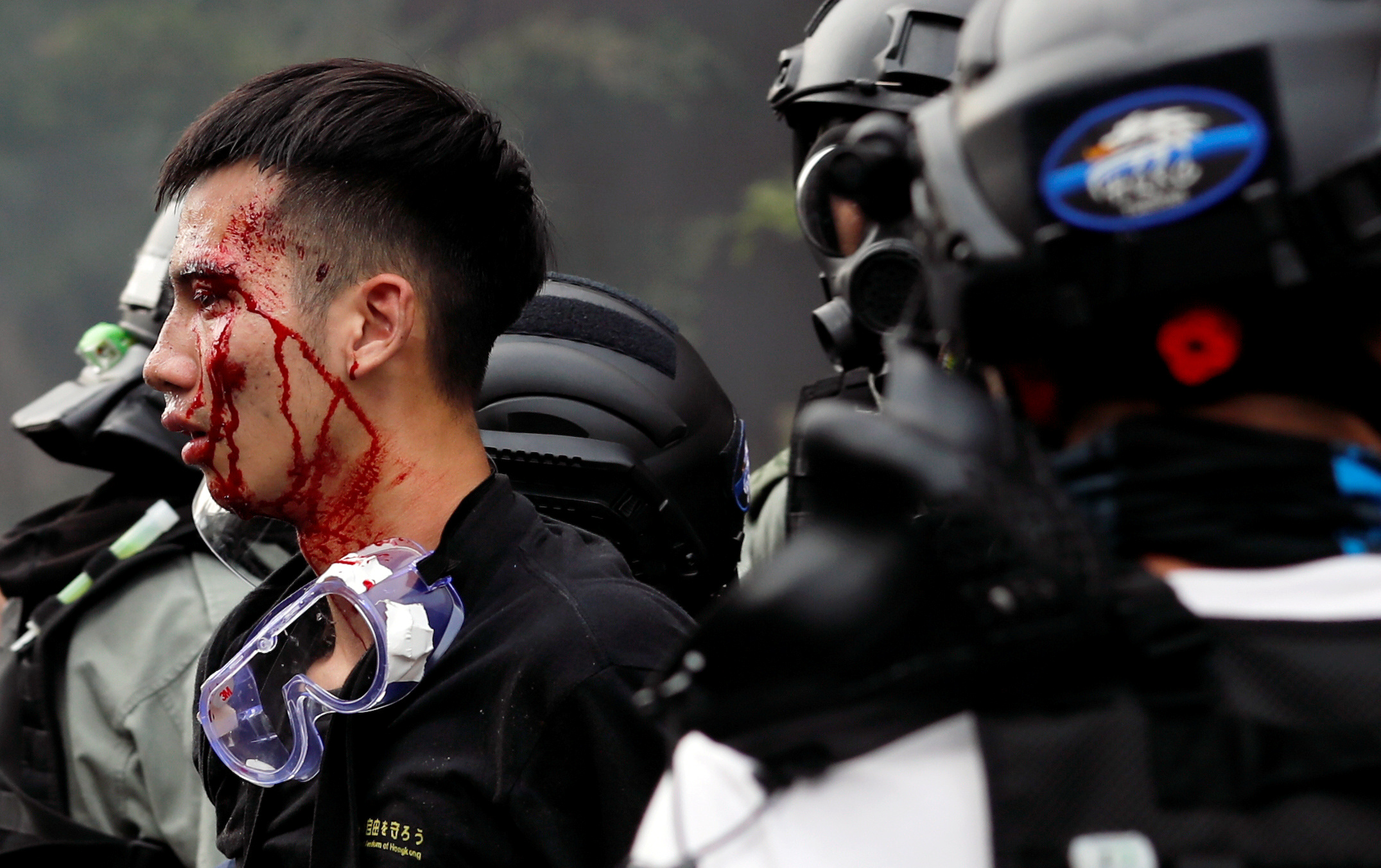 Manifestantes atrincherados en campus de Hong Kong, la policía amenaza con “balas reales”